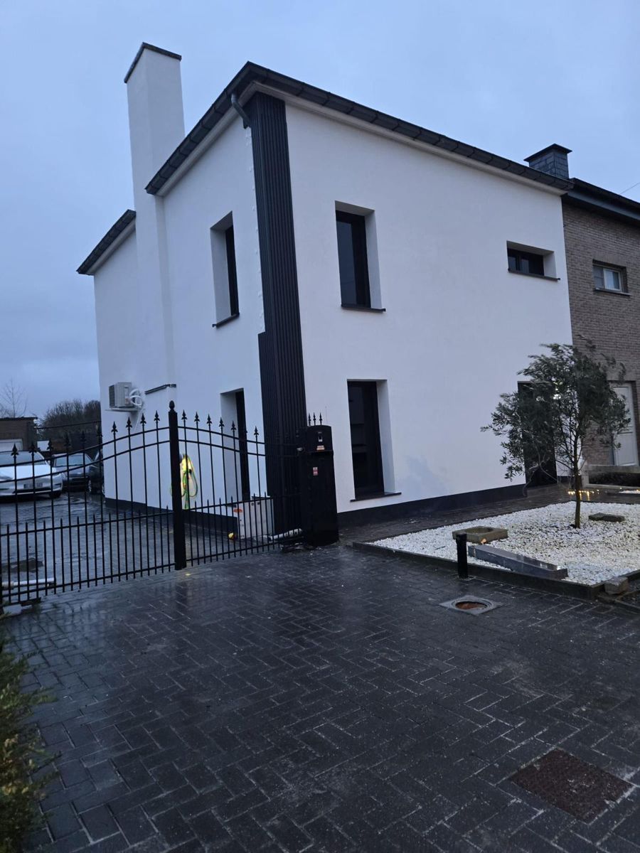 Strakke moderne gevel na isolatie en fijne crepi